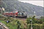 DB 146010 erreicht hier am 3.10.2026 um 11.37 Uhr K�nigstein an der Elbe. Die Lok ist in gr�ner Lackierung mit einer Werbefl�che versehen. Sie ist hier im S 1 Einsatz nach Bad Schandau unterwegs.