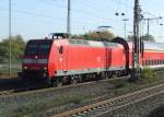 146 005 mit einem RegionalExpress in Richtung Duisburg passiert Essen-West am 31.10.2007. Besonders nett an diesem Bild finde ich persnlich den extrem scharfen Schatten des Oberleitungsmastens auf der Seite der Lok, sowie den Kontrast zwischen relativ dunkler Front und heller Seite...