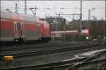 Unbekannte 146er berholt mit dem RE1 (RE 10117)  NORDRHEIN-WESTFAHLEN-EXPRESS , von Aachen nach Hamm (Westf), die 143 309, die mit einer S1 in Bochum-Ehrenfeld einfhrt.
