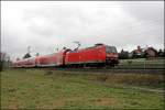 Mal ein Regenbild vom April: 146 002 ist bei Haltern am See mit dem RE2 RE 10215)(?)  Rhein-HAARD-Express  von Mnchengladbach Hbf nach Mnster(Westf)Hbf unterwegs.