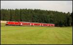 Eine Lok der Baureihe 146 zieht einen Doppelstockwagenzug in Richtung Ulm.