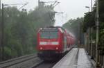 146 113-6 fhrt mit IRE 5184 Kreuzlingen - Karlsruhe Hbf bei strmendem Regen durch Singen-Landesgartenschau.