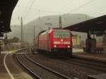 146 209-2 fhrt mit dem IRE 4225 Stuttgart Hbf - Lindau Hbf (+10 Min.) in Geislingen(Steige) ein.