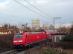 Die Schublok 146 214-2 des RE 19611 aus Stuttgart Hbf erreicht in Krze den Endbahnhof Singen(Htw).