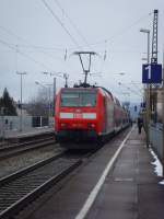 146 115-1 schiebt ihren Regionalexpress nach Offenburg aus dem Denzlinger Bahnhof.