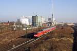 146 245 mit RE von Mnchen nach Nrnberg mit der Zuckerfabrik Regensburg im Hintergrund.