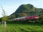 146 227-4 zieht den RE 19620 nach Stuttgart Hbf vor der Kulisse des Hohentwiels in Singen.