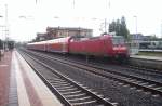 Am 03.05.2005 schob 146 023-7 den RE 1 in den Bahnhof Dren. Sie wird in wenigen Minuten Richtung Aachen weiter beschleunigen.