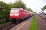 Jetzt hat 146 021-1 die hlfte von ihrer Leitung ab Dsseldorf hinter sich. Sie steht mit dem RE 4 in Hckelhoven-Baal zur weiterfahrt nach Aachen Hbf. 05.05.2005