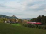 Br 146.2 drckt RE 4718 nach Karlsruhe Hbf unweit von Singen am Hohentwiel der Sonne entgegen. 02.10.09