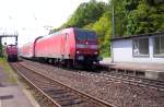 Der RE 1 mit 146 012-0 vone dran steht in Stolberg(Rheinland) zur Weiterfahrt nach Hamm(Westf) bereit. 19.05.2005