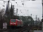 146 030 mit dem RE11014 nach Emmerich bei der Einfahrt in Kln Messe/Deutz 27.12.09