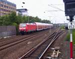 146 029-4 bei der durchfahrt von Dsseldorf-Unterrath mit ihrem RE 6 hinten dran. 20.08.2005