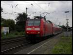 146 004 mit dem RE2 bei der Abfahrt aus Duisburg Rheinhausen