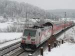 146-227 schiebt am 4.12.10 den IRE 4218 Lindau - Stuttgart am km 70,0 der Filsbahn.