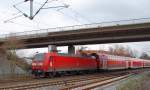 RE 4 mit der 146 027-8 im Vorspann. Dienstagmittag den 15.2.2011 donnert der Zug durch den Bahnhof Korschenbroich.