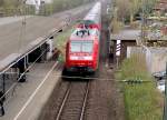 Schwupps und am Bahnsteig vorbei, ist die schiebende 146 008 mit einer Fuhre RE Dostockzug durch Angermund. 3.4.2011