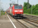 Der RE mit 146 112-8 ist am 21.04.2011 auf dem Weg von Offenburg nach Basel, hier bei der Einfahrt in den Bahnhof Herbolzheim.