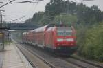 In Richtung Norddeich Mole schiebt die 146 132-6 den RE durch Dedensen-Gmmer im schnsten Regen. Sonntag 19.6.2011