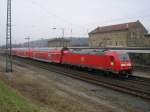 146-212 fhrt diesen Doppelstockwagen-Sandwich Stuttgart - Heidelberg, hier abgelichtet in Mhlacker, an.