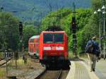 146 021 zieht am 02.06.2012 den RE1 von Aachen Hbf kommend auf der KBS 480 an den Bahnsteig von Aachen Rothe Erde.