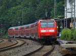 RE1 geschoben von 146 015 von Hamm (Westf) nach Aachen am 17.07.2012 auf der KBS 480 beim Halt in Eschweiler.