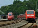 Begegnung am 17.07.2012 in Eschweiler. Der RE1 nach Aachen Hbf, geschoben von 146 030 hlt am Bahnsteig. Auf dem Gegengleis fhrt ein Thalys ohne Halt weiter Richtung Kln. 