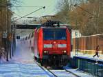 146 021 zieht am 13.03.2013 den RE1 auf der KBS 480 von Aachen kommend durch den Haltepunkt Eilendorf nach Hamm (Westfalen).
