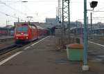 Die Pause ist beendet, 146 120-1 mit RE nach Frankfurt, verlsst wieder den Hauptbahnhof Kassel (29.3.2013).
