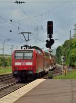 Die 146 018 schiebt eine RE5 nach Koblenz, hier hat sie den Bahnhof Brohl passiert und fhrt nun in Richtung Andernach.9.5.2013