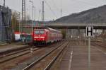 Mit einem Doppelstockzug am Hacken steht hier die 146 205 weit hinter dem Bahnsteig Gleis 1 und wartet bis sie heranfahren darf. Neckarelz den 16.3.2013