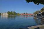 Endlich blauer Himmel nach den gewaltigen Regenfllen. Auch am Bodensee Hochwasser, Schden infolge eines Deichbruchs gab es nur am Alpenrhein. Hier am Konstanzer Trichter ist im Gegensatz zu 1999 die Situation entspannt, wenn nicht noch eine pltzliche Schneeschmelze groe Wassermassen anschwemmt. Ein Zug der Schwarzwaldbahn berquert den Rhein in Richtung Zentrum. Konstanz, im Juni 2013.