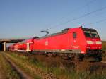 Die BR 146 131-8 in der Abendsonne des 21.9.06 kurz vor Nienburg (Weser).
Das dieses Foto eigentlich miglckt war, und der Lok ein Puffer fehlte kann man nach der Bearbeitung kaum noch erkennen.