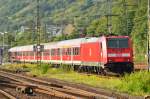 Nachschuß ins Gegenlicht auf die 146 216-7, die gerade einen RE1 nach Mannheim in den Bahnhof Neckarelz schiebt. 20.8.2014