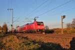 Am Abend des 09.11.2013 schob die Freiburger 146 235-7 ihren RE nach Offenburg aus dem Bahnhofsbereich von Müllheim (Baden) raus.