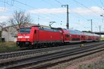 Einfahrt am 18.04.2015 von der Stuttgarter Leihlok fürs BW Freiburg, die 146 201 mit einer RB (Offenburg - Neuenburg (Baden)) in ihren vorletzten Zwischnehalt in Müllheim (Baden) über das Überholgleis.