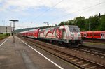 Seit es die Umleiterzüge von Stuttgart nach Würzburg baustellenbedingt über Neckarelz verschlägt kann man sogar die 146 227-4 mit ihre Eigenwerbung mal wieder   sehen.