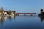 Obwohl nur eine Nussschale zehn Minuten zuvor passierte, die Spiegelung war nachhaltig zerstört. Schwarzwaldbahn auf der Konstanzer Rheinbrücke. Februar 2017.