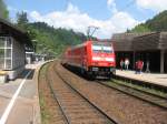 BR 146 237-3 scheibt den IRE 4710 nach Karlsruhe aus dem Bahnhof Triberg am 6.5.07