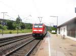 Punkt 12 Uhr Mittags verlt der RE 4708 mit Schublok BR 146 235-7 den Bahnhof St.Georgen/Schwarzwald am 26.6.07