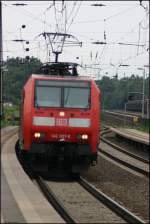 Zuglok 146 007-0 des RE2 Mnster - Mnchengladbach bei der Fahrt durch Recklinghausen-Sd, mit einen Schaden unter der 007.