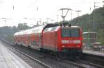146 002-1 als RE2 mit Doppelstockwagen im Bahnhof Recklinghausen Hbf im Regen unterwegs am 17.08.2007.
