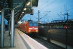 Am 29.10.04 steht 146 018-7 mit dem RE1  NRW-Express  nach Hamm(Westf) in Dsseldorf-Flughafen.