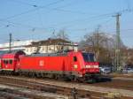 146 233-2  Donaueschingen  mit RE 5183 Karlsruhe Hbf - Kreuzlingen bei der Ausfahrt aus Singen. Im Hintergrund die Burg Hohentwiel. 19.02.09