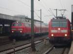 DB Nahverkehr diesel und elektrisch rechts 146-124-3 mit einem RE nach Braunschweig und links 218-455-4 mit einem RE nach Bad Harzburg am 02.02.2009 in Hannover HBF