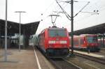 E-Lok meets Dieseltriebzug! So gesehen am 1.5.2009 in Plochingen. 146 213-4 schiebt gerade RE 19215 aus in Richtung Ulm, whrend 650 014-4 noch Pause macht.
