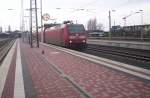 Die 146 030-2 beschleunigte am 24.3.2005, mit ihren 5 Wagen langen RE1  NRW-Express  aus dem Bahnhof Den.