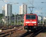 146 213-4 hat mit ihrer Garnitur das Ziel Stuttgart Hbf erreicht.