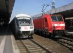 Hier links IC2037 von Norddeich Mole nach Dresden Hbf. und rechts 146 108-6 mit RE4414 von Hannover Hbf. nach Norddeich Mole, diese beiden Zge standen am 7.4.2010 in Hannover Hbf.