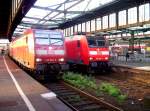 146er treffen in Duisburg. 146 006-2(aus Ludwigshafen) als RE5 von Emmerich nach Koblenz Hbf. Daneben 146 020-3(aus Dortmund) als RE 6 von Minden(Westf) nach Dsseldorf Hbf. 01.08.2005